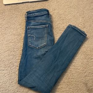 American Eagle Medium Wash Jeans!!